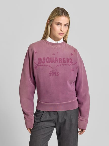 Vrouwenmodel draagt Sweatshirt met Label-Print van Dsquared2 in paars, puur katoen, los model, ronde hals, elastische boordjes, ruglengte maat XS 61 cm, voorkant geheel zichtbaar, Nahaufnahme Oberkörper.