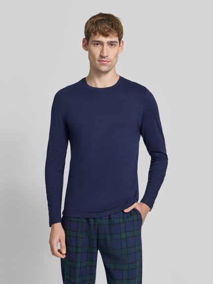 Mannelijk model draagt Slim Fit Longsleeve uit puur katoen van Christian Berg Men, donkerblauw, ronde hals, ruglengte maat M 70 cm, effen design, geheel in beeld van voren.