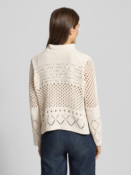 Vrouwenmodel draagt Strickpullover aus Viskose-Mix mit Pailletten van monari, regular fit, crèmekleur, gebreide textuur, rugaanzicht.
