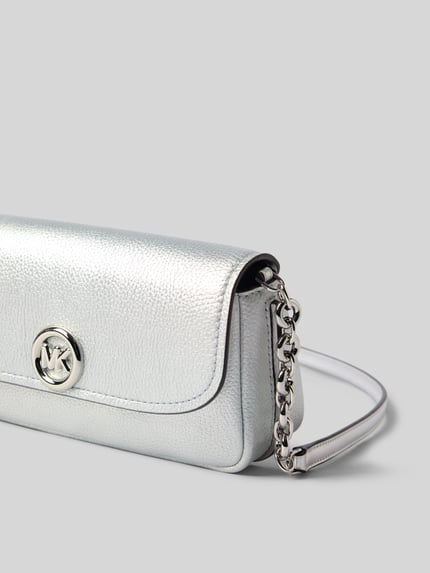 Productfoto, clutch met labelapplicatie Model 'NOLITA' van MICHAEL Michael Kors in zilver, Hoofdvak met overslag en magneetsluiting, schouderband, context: Dames clutch van MICHAEL Michael Kors, Breedte maat 1: 22 cm, Lengte maat 1: 10 cm, Diepte maat 1: 6 cm, schouderbandlengte 108 cm