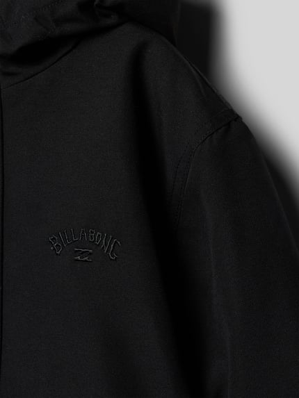 Produktfoto, schwarze Regular Fit Jacke aus reiner Shetlandwolle Modell 'All Day' von Billabong mit Kapuze, Logo-Stitching, Eingrifftaschen, Reißverschluss mit Abdeckleiste, elastische Abschlüsse, Wolltextur