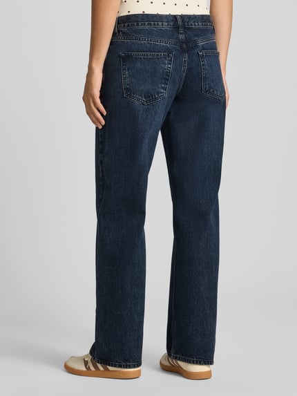 Vrouwenmodel draagt donkerblauwe wide fit jeans van puur katoen, Model 'EMBER' van Topshop met 5-pocketmodel, riemlussen, knoop- en ritssluiting, context: dames jeans, bandwijdte maat 28/32: 42 cm, binnenbeenlengte: 80 cm, geheel achteraanzicht