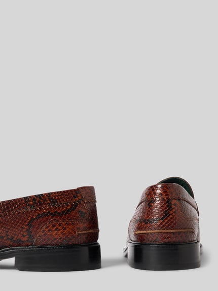 Produktfoto, Slipper aus echt leer Model 'CraftJames' van Clarks met afgerond model, sierriempjes, dierenprint, gladde zool, hakhoogte maat 44: 2 cm, schachthoogte maat 44: 7 cm, schachtbreedte maat 44: 12 cm