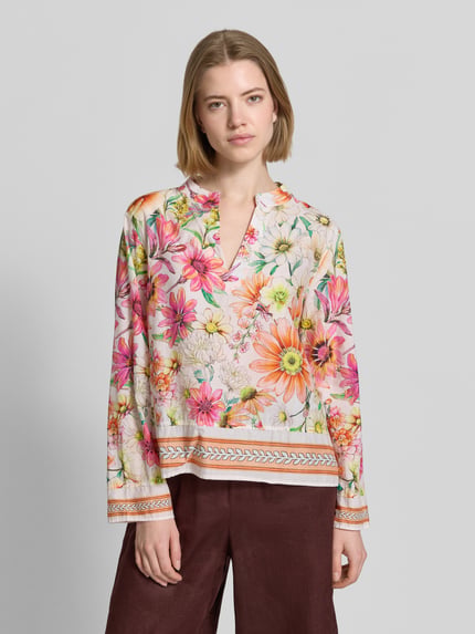 Vrouwenmodel draagt Bluse mit Tunikakragen van Emily Van den Bergh in recht fit, zuiver katoen, kleurrijk bloemenpatroon, sportmanchetten, tuniekkraag, ruglengte bij maat 36: 57 cm, mouwlengte: 58 cm, vooraanzicht bovenlichaam.