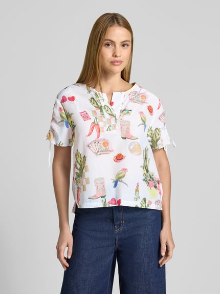 Vrouwenmodel draagt Regular Fit Bluse im Allover-Look van Marc Cain, katoen- en viscosemix, mouwen met tunnelkoord, all-over look, ruglengte 59 cm, mouwlengte 19 cm, dames blouse, vooraanzicht bovenlichaam