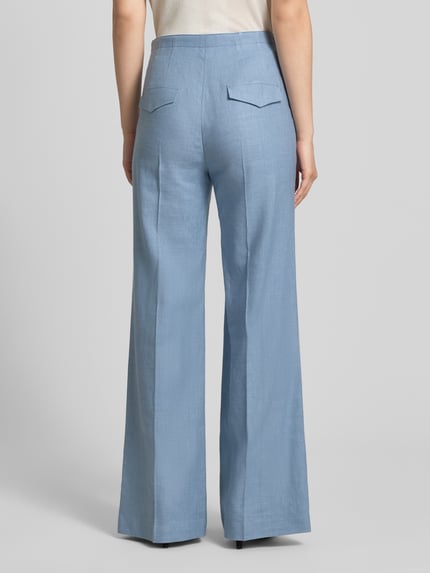 Frauenmodel trägt Slim Fit Marlenehose aus Leinen-Mix von Windsor in Hellblau mit Bundfalten, Stretch-Anteil, Produktbeschreibung, Ganzkörperansicht Rückansicht.