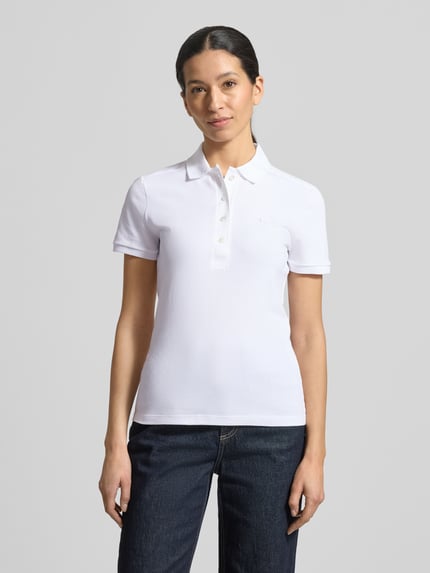 Frauenmodel trägt Regular Fit Poloshirt aus Baumwoll-Mix von Lacoste Sport, weiß, kurzarm, Polokragen, Logo-Stitching, Ganzkörperansicht von vorne.