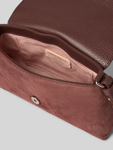 Produktfoto, Shoulder Bag aus echtem Leder Modell 'Nikla' von Coccinelle in Braun, Strukturmix aus glattem und rauem Leder, Überschlag mit Magnetverschluss, Innentasche, Hauptfach mit rosa Futter, Damen Shoulder Bag, 20x12x5 cm, Schulterriemen 128 cm.