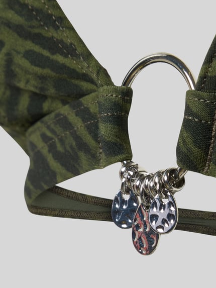 Productfoto, Bikini bovenstuk met charms model 'Lifo' van Banana Moon, elastische materiaalmix, halternek, sluiting achter, detailopname