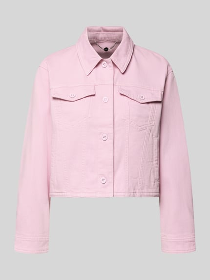 Produktfoto, Jeansjacke mit Knopfleiste und Brusttaschen von Marc Cain aus Baumwoll-Elasthan-Mix in Rosa, Boxy Fit, Umlegekragen, strukturierte Oberfläche. Rückenlänge bei Größe 36: 51 cm, Schulterbreite: 47 cm, Brustweite: 54 cm, Ärmellänge: 56 cm.