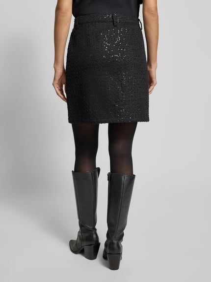Vrouwenmodel draagt Minirok met paillettenbesatz model 'SHOW' van FREE/QUENT, zwarte kleur, losse pasvorm, geheel achteraanzicht.