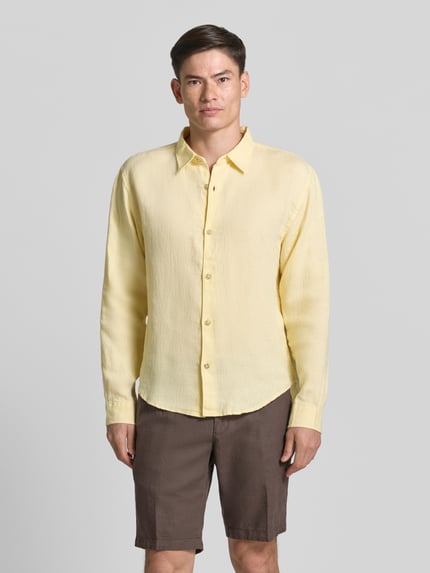 Männermodel trägt Regular Fit Leinenhemd mit Kentkragen von GAP in Hellgelb mit Knopfleiste, Ganzkörperansicht von vorne, Reines Leinen, Rückenlänge 71 cm, Schulterbreite 49 cm, Ärmellänge 64 cm.