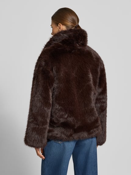 Frauenmodel trägt Relaxed Fit Jacke aus Kunstfell Modell 'AYANA' von ICHI in dunklem Braun, Umlegekragen, Rückenansicht, Ganzkörperansicht von hinten.