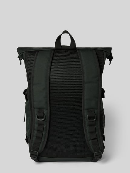 Produktfoto, Rucksack mit Label-Patch Modell 'PHILIS' von Carhartt Work In Progress in dunklem Grün und Schwarz, Mesh-Textur, Rückansicht, verstellbare Schulterriemen, Klickverschluss, Außen- und Mesh-Fächer, Hauptfach mit Überschlag, kurzer Tragehenkel, Maße 41x53x17 cm, Schulterriemen 70 cm