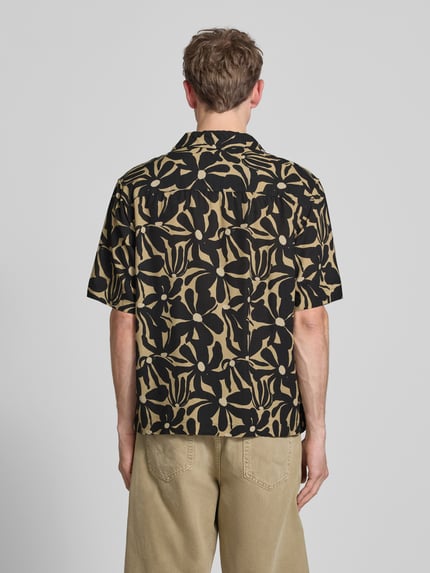 Männermodel trägt Relaxed Fit Freizeithemd aus Viskose-Leinen-Mix Modell 'HARVI' von Only & Sons, Optik:Allover-Muster, Ganzkörperansicht Rückansicht.