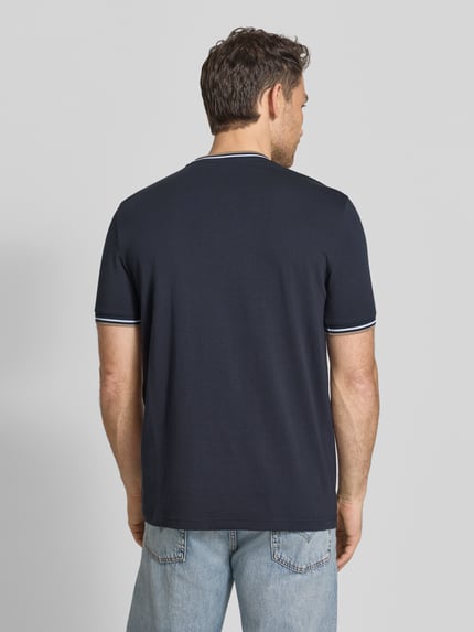 Männermodel trägt T-Shirt mit Kontraststreifen und Rundhalsausschnitt von Christian Berg Men aus Baumwoll-Elasthan-Mix, Regular-Fit, Rückenlänge 71 cm bei Größe M, Ganzkörperansicht Rückansicht.