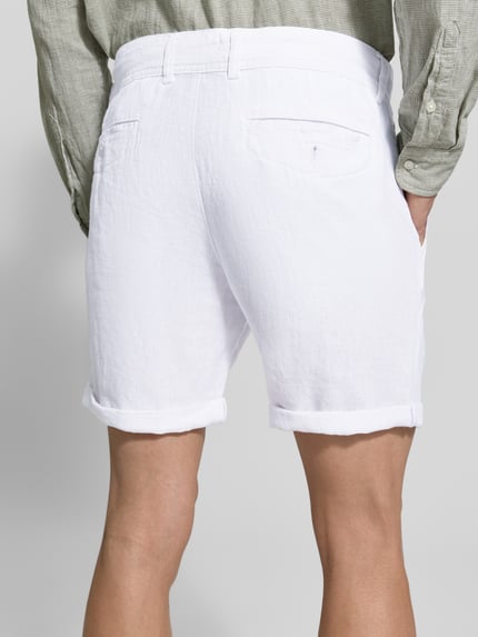 Männermodel trägt Leinenshorts mit Bindegürtel und Gesäßtaschen von MCNEAL in Reine Leinen, Straight Fit, weiß, Ganzkörperansicht Rückansicht.