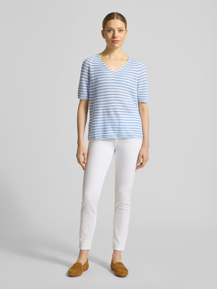 Vrouwenmodel draagt T-shirt aus Leinen mit V-Ausschnitt van Fynch-Hatton in blauw-wit all-over look, regular fit, korte mouwen, v-hals. Ganzkörperansicht van voren.