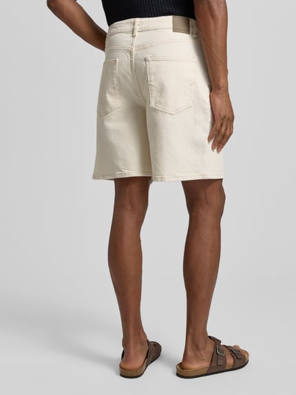Mężczyzna nosi Relaxed Fit Jeansshorts aus Baumwoll-Mix Modell 'LOOSE ALEX SUMMER' von SELECTED HOMME, kremowy, splot twill, naszywka z logo, 5 kieszeni, mieszanka bawełny, imitacja denimu, widok całej sylwetki z tyłu