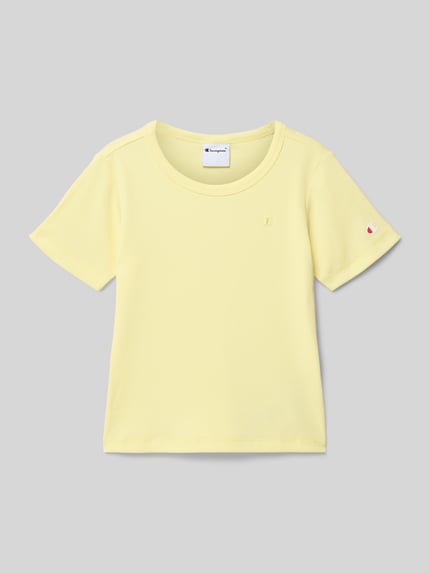 Produktfoto, Regular Fit T-Shirt mit Logo-Stitching von CHAMPION, hellgelber Baumwoll-Mix, kurze Ärmel, Rundhalsausschnitt, strukturierte Oberfläche.