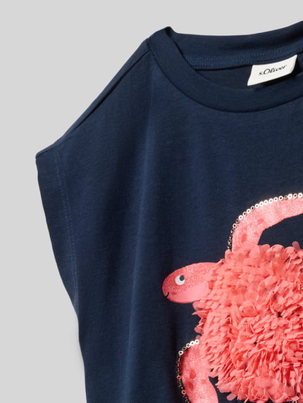 Meisje draagt V-Shape T-shirt uit puur katoen van s.Oliver RED LABEL, look: effen kleuren, 3d-applicatie, pailletten, knopen, ronde hals, mouwloos, materiaalverwerking: jersey, detailopname bovenlijf