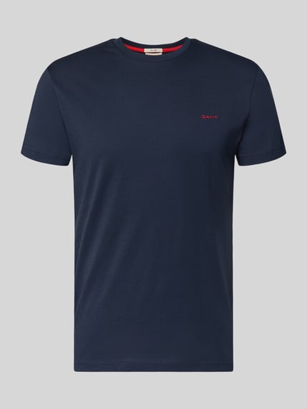 Produktfoto, T-shirt met labeldetail van Gant in donkerblauw, recht model, puur katoen, ronde hals, ruglengte maat M 70 cm