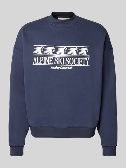 Produktfoto, Sweatshirt mit Label-Print von ANOTHER COTTON LAB w odcieniu granatowym, luźny krój, bawełniany miks, ściągacze, nadruk z przodu.