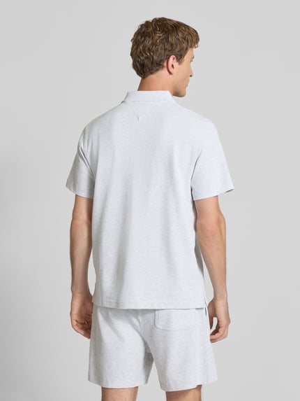 Männermodel trägt Regular Fit Sweatshorts aus Baumwoll-Mix von Tommy Jeans in Optik: Unifarben, Sweat, Ganzkörperansicht Rückansicht.