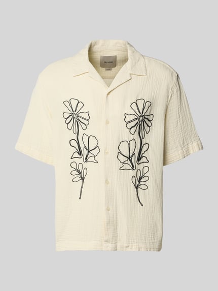 Produktfoto, Relaxed Fit Freizeithemd aus reiner Baumwolle Modell 'JACKSON' von Only & Sons in Creme mit schwarzer Stickerei, Seersucker-Struktur, kurzer Arm, Resortkragen, einreihige Knopfleiste, unifarbene Optik