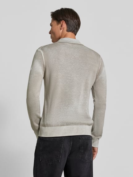 Männermodel trägt Pullover in Strick-Optik von Diesel in Beige, Baumwolle, Used-Look, gerippte Abschlüsse, Ganzkörperansicht Rückansicht.
