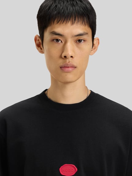 HUGO T-shirt o kroju relaxed fit z bawełnianego dżerseju model ‘DIVIS’ Czarny 3