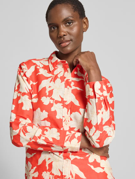 Frauenmodel trägt Regular Fit Bluse aus Leinen-Baumwoll-Mix von Gant im Allover-Look mit Hemdblusenkragen, Nahaufnahme Oberkörper.