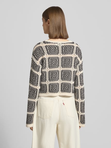 Frauenmodel trägt Regular Fit Strickjacke aus Baumwoll-Mix Modell 'LOA' von Only in Two-Tone-Optik, Langarm, Strick, Rückansicht.