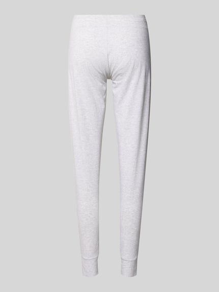 Vrouwenmodel draagt Pyjama-Hose mit elastischem Bund van Skiny, lichtgrijs, slim fit, mix van katoen en elastaan, tunnelkoord, labeldetail, volledige lichaamsaanzicht achteraan.