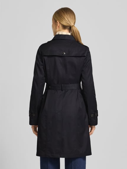 Frauenmodel trägt Regular Fit Mantel mit Umlegekragen von Fuchs Schmitt aus Baumwoll-Mix in Dunkelblau, Rückenlänge 94 cm, Ganzkörperansicht Rückansicht.
