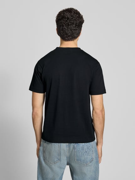 Mężczyzna nosi T-Shirt mit Label-Stitchings Modell 'VENIRE' od Ellesse, czarna bawełna, krój regular fit, okrągły dekolt, widok całej sylwetki z tyłu