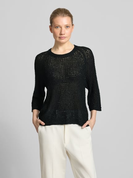 Frauenmodel trägt Strickshirt mit Rundhalsausschnitt und 3/4-Arm von FREE/QUENT, Grobstrick, schwarz, gerippt, Ganzkörperansicht von vorne.