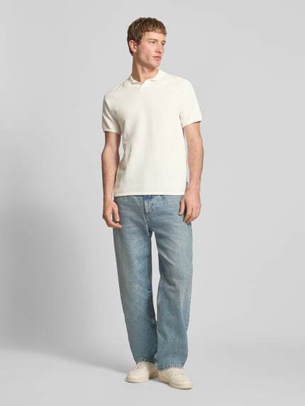 Mannenmodel draagt Regular Fit poloshirt met structuurpatroon model 'HILL' van Jack & Jones van puur katoen, v-hals, ruglengte maat M 66 cm, full body vooraanzicht