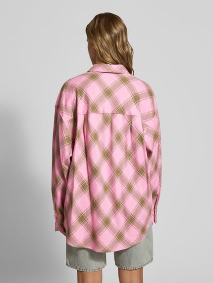 Männermodel trägt Relaxed Fit Bluse mit Label-Detail Modell 'Vivian' von OH APRIL aus bawełna, wzór na całej powierzchni, kołnierzyk koszulowy, różowy i beżowy, długość tyłu w rozmiarze S: 80 cm, długość rękawów w rozmiarze S: 58 cm, widok całej sylwetki z tyłu.