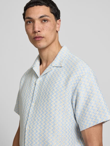 Männermodel trägt Regular Fit Freizeithemd im Allover-Look Modell 'MONTAUK' von Jack & Jones, Material-Mix mit Baumwoll-Anteil, Nahaufnahme Oberkörper.