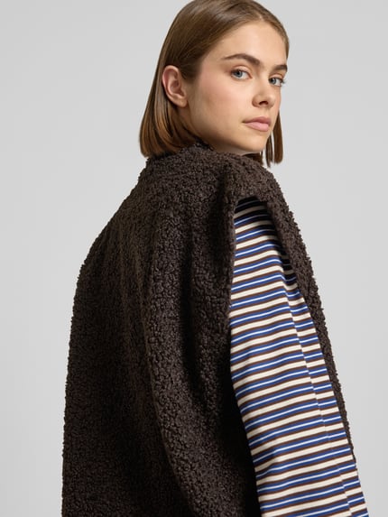Kobiece modelka nosi kamizelkę w kolorze ciemnobrązowym o fakturze imitującej futerko, Regular Fit Weste in Teddy-Optik Modell 'NAYA' von ONLY, damska kamizelka od ONLY, zbliżenie na górną część pleców