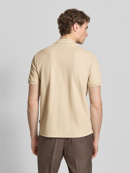 Männermodel trägt Regular Fit Poloshirt aus einer Baumwolle C-PRATT40 von BOSS, Optik: Unifarben, Materialverarbeitung: Piqué, Ganzkörperansicht Rückansicht.