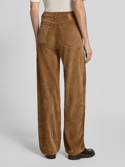 Frauenmodel trägt Cordhose mit Eingrifftaschen Modell 'MEDLEY' von DRYKORN in Braun, Wide Fit, Produktdetails im Kontext, Ganzkörperansicht Rückansicht