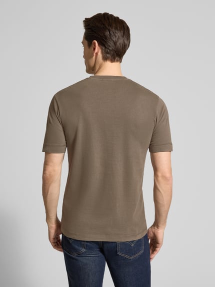 Männermodel trägt T-Shirt mit Rundhalsausschnitt van Drykorn, regular fit van zuivere katoen, ruglengte maat M 69 cm, geheel van achteren