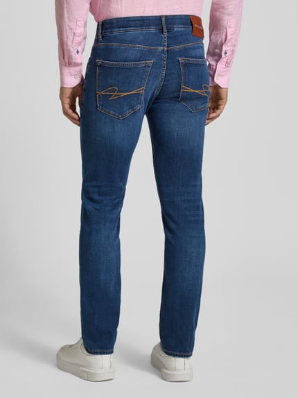 Männermodel trägt Regular Fit Jeans aus Candiani Denim Modell 'Lyon' von Pierre Cardin, blau, Baumwoll-Mix mit Stretch-Anteil, Ganzkörperansicht Rückansicht. Bundweite bei Größe 32/32: 42 cm, Innenbeinlänge: 79 cm.