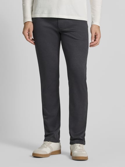 Männermodel draagt Stoffhose met Franse steekzakken van Christian Berg Men, rechte pasvorm, donkergrijs, volledige voorkant weergave.