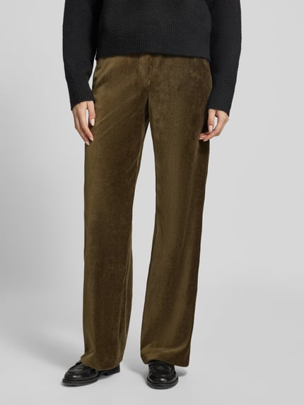 Frauenmodel trägt Regular Fit Cordhose mit Bundfalten Modell 'MAINE' von BRAX in einfarbigem Oliv, Struktur-Cord, Nahaufnahme Oberkörper, seitliche Eingrifftaschen und Gesäßtaschen, Gürtelschlaufen, Knopf und verdeckter Reißverschluss