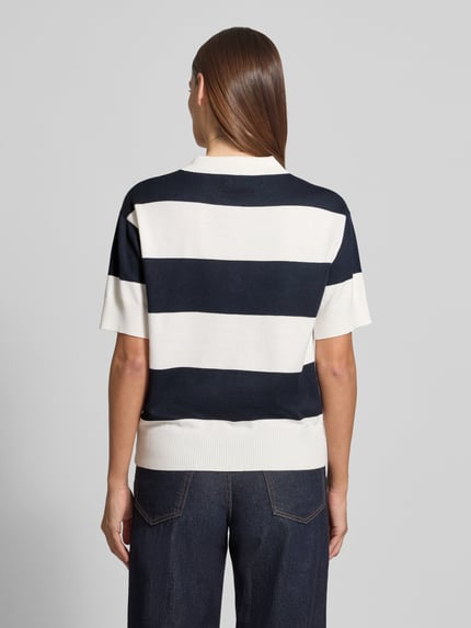 Kobiece model nosi Koszulkę polo z mieszanki wiskozy krój regular fit model 'LULS' od ICHI, imitacja dzianiny, długość tyłu 58 cm, długość rękawów 21 cm, widok całej sylwetki od tyłu