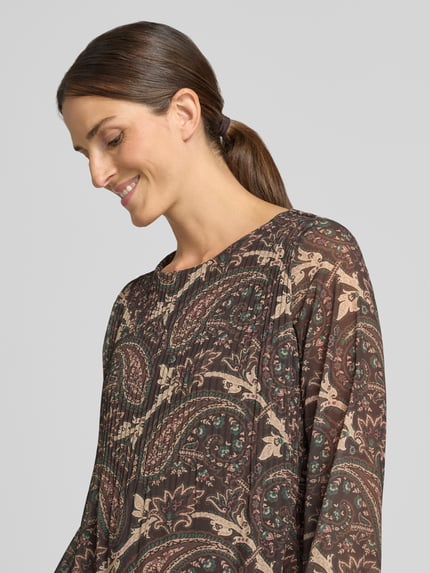 Frauenmodel trägt Blusenshirt mit Plisseefalten Modell 'Ka44ia' von ZABAIONE, Chiffon mit Allover-Look, Nahaufnahme Oberkörper.