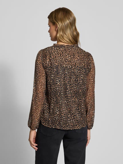 Frauenmodel trägt Regular Fit Langarmbluse mit Bindeverschluss Modell 'DITSY' von ONLY im Leo-Print, Ganzkörperansicht Rückansicht. Damen Langarmbluse von ONLY.